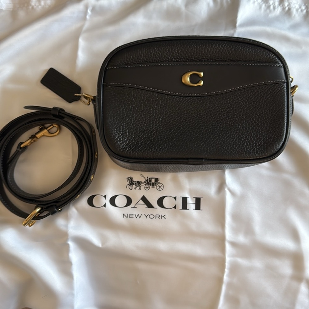 Coach pebble, leather, small camera Crossbody bag style CC386